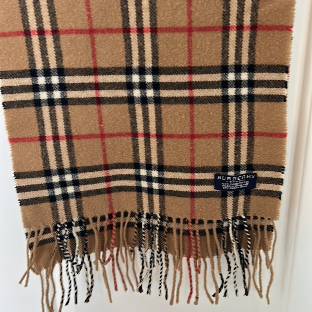 Authentic Burberry scarf - Picture 2 of 4
